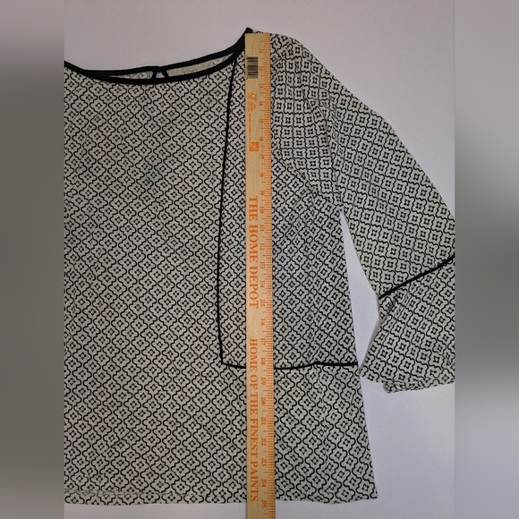 Ann Taylor Loft Top Black White Ruffled Geo Print Bell Sleeve Keyhole Back Small - Picture 10 of 10